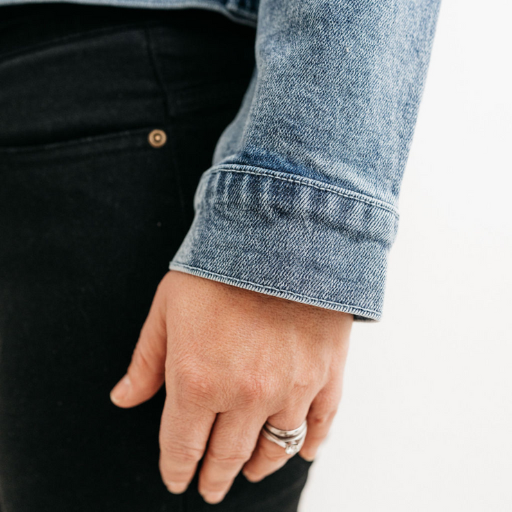 Denim Jacket + Betty Jeans + T-shirt Outfit
